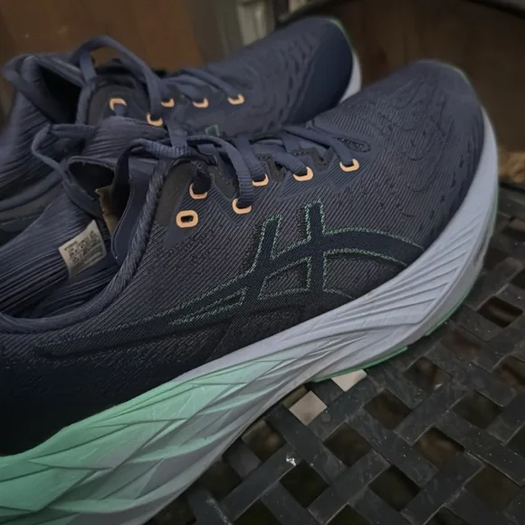 Asics Novablast 4 Womens Sz US Thunder Blue Athletic Running Shoes Sneakers - Picture 6 of 12